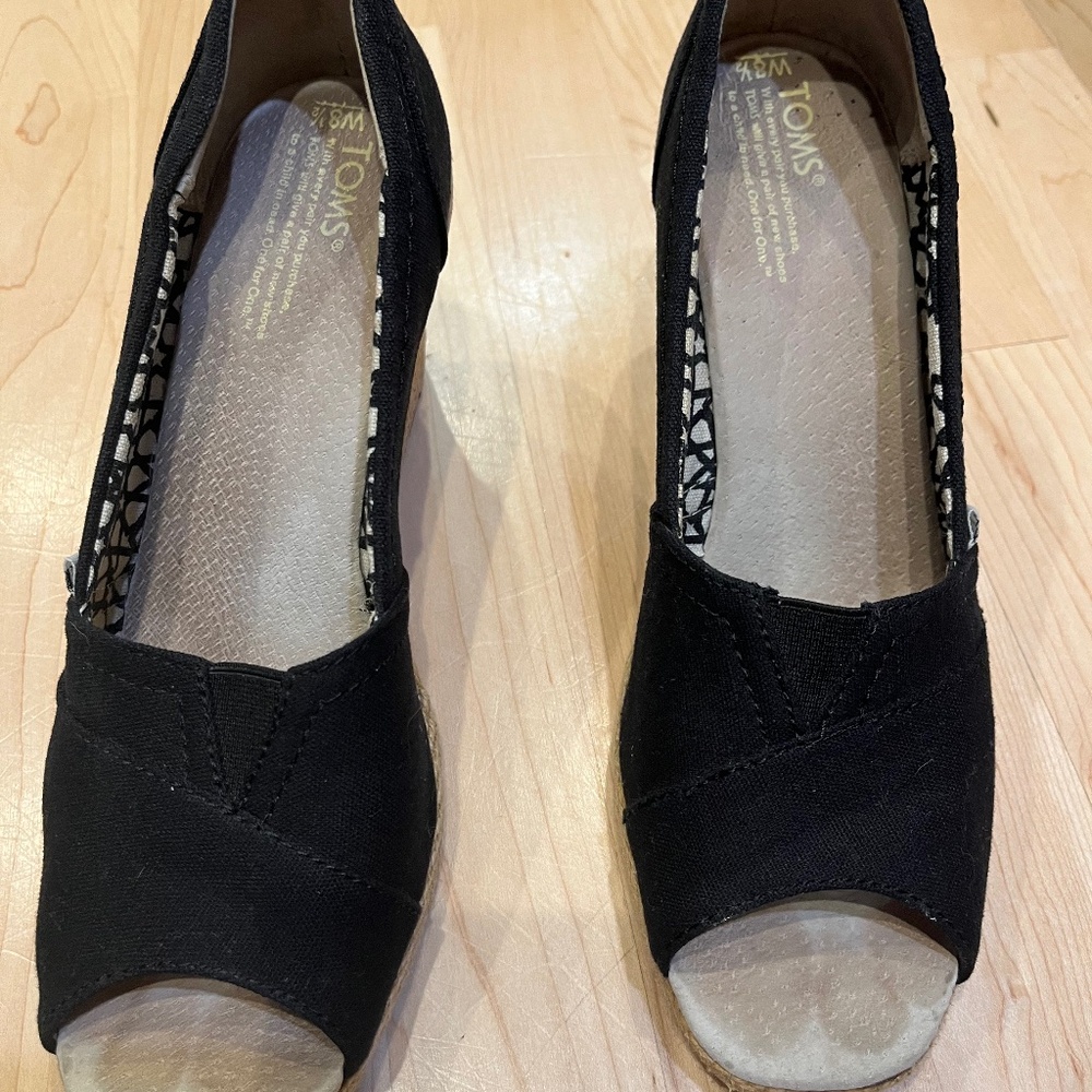 Tom’s black wedge